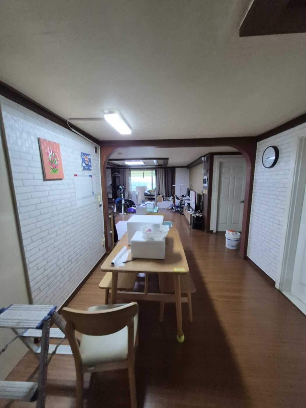 벽돌무늬 포인트벽지가 있는 식탁 공간