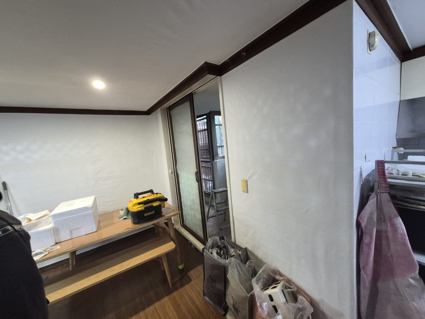 벽지 마감을 앞둔 방의 벽면